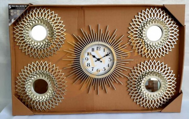 golden-wall-hanging-with-clock-motif-big-0