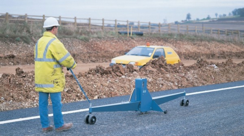 traveling-beam-device-to-check-for-any-irregularities-in-concrete-bitumen-road-surfaces-big-1